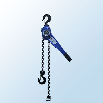 成華手扳葫蘆具有提升、牽引、降低、校準(zhǔn)等功能。在進(jìn)行線路、設(shè)備的起升吊運(yùn)，線路的收緊工作中表現(xiàn)出色。是造船、電力、運(yùn)輸、建筑、礦山、郵電等行業(yè)的得力助手。